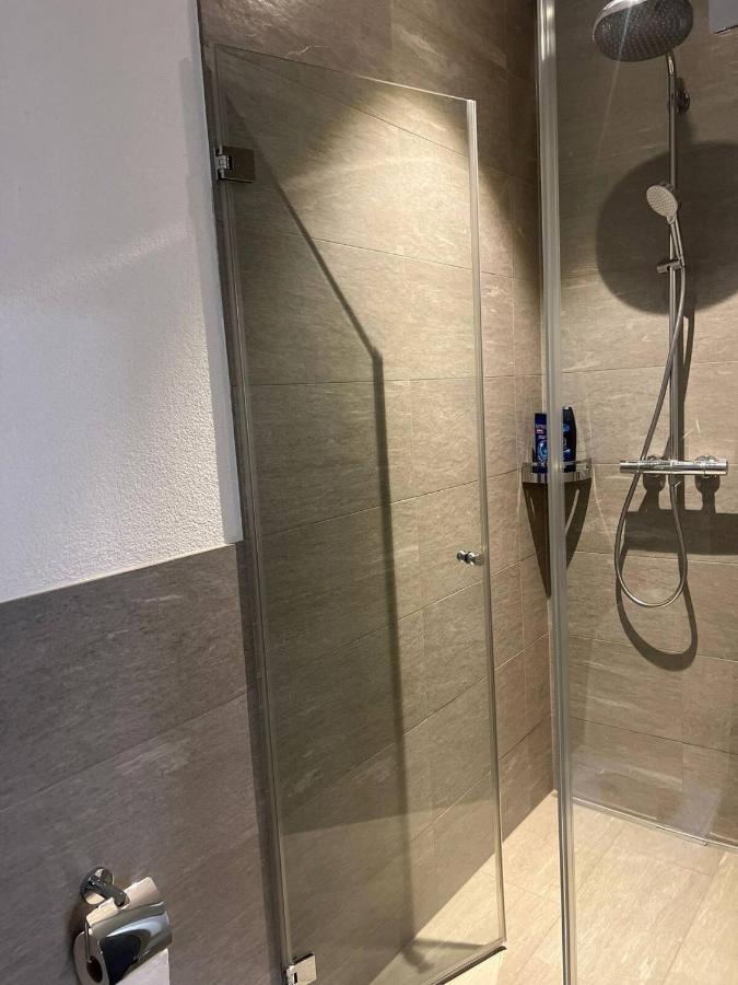 Basel-Stadt Gundeldingen Zimmer 401, Wc In The Hallway, Outside The Room 외부 사진